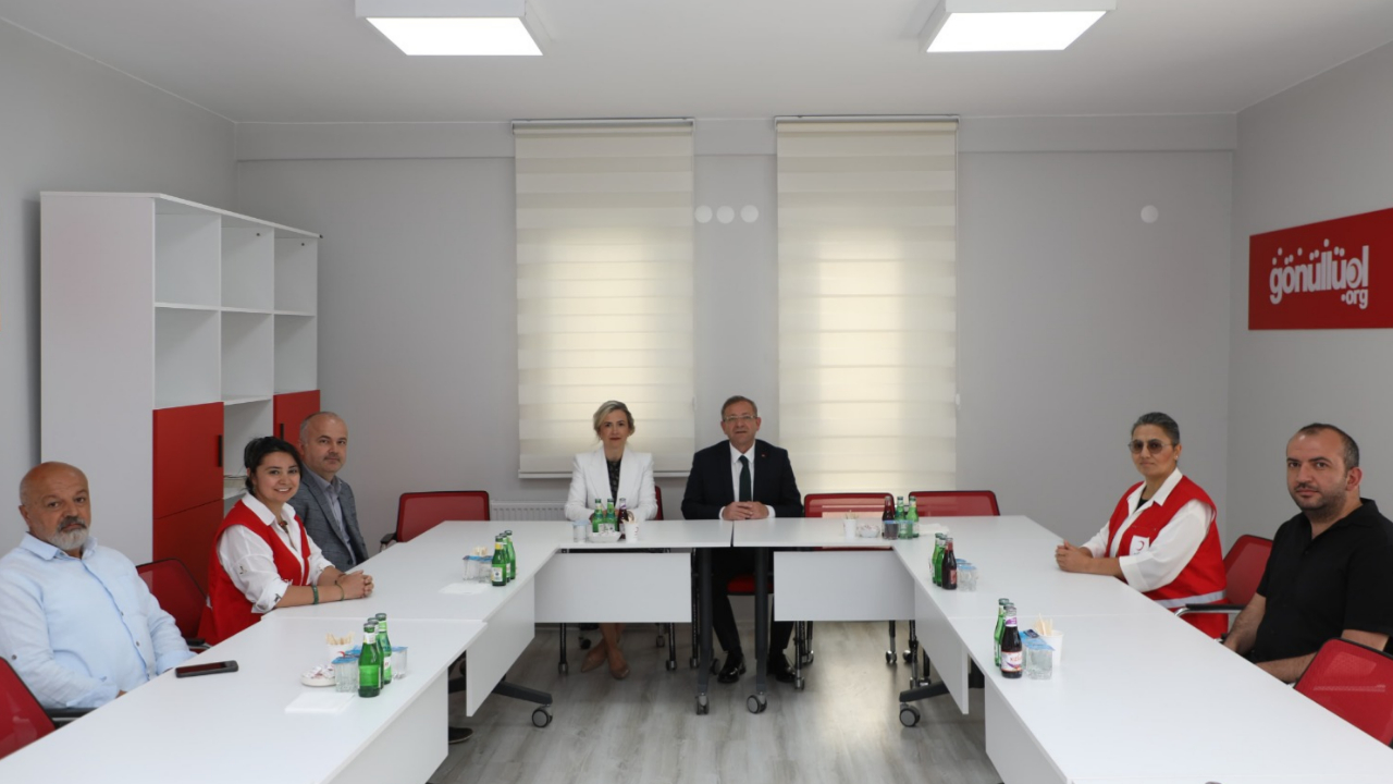 Vali Ziya Polat, Kızılay'ı ziyaret etti
