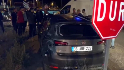 Yük treni otomobile çarptı