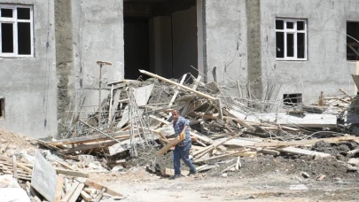 Muş'ta sundurma çöktü, 2 işçi yaralı