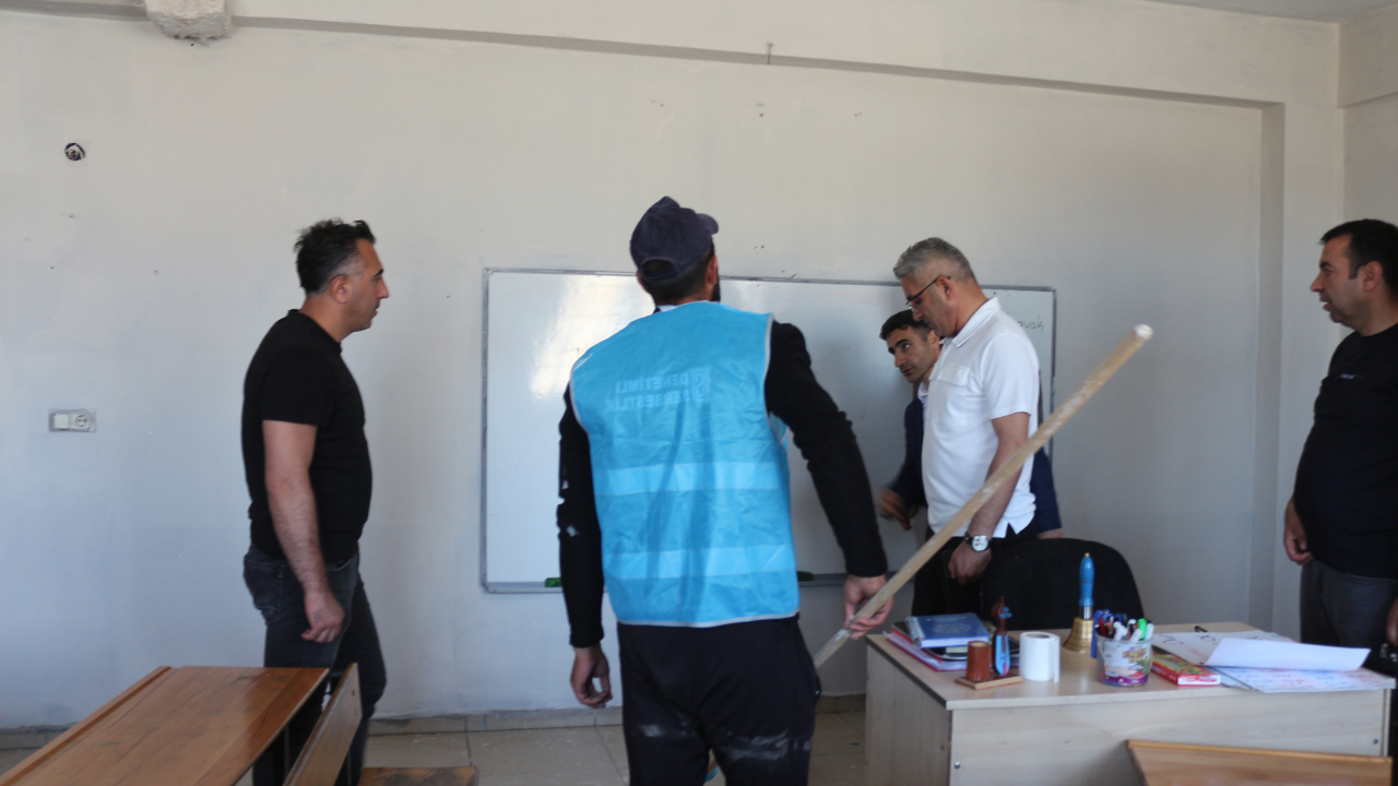 Ağrı'da köy okulları yükümlülerin elleriyle onarılıp güzelleştiriliyor