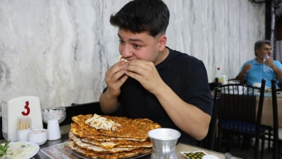 Bir oturuşta 15 lahmacun yiyor