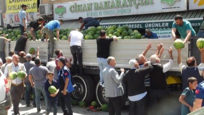 Hayırsever çiftçi 30 ton karpuz dağıttı