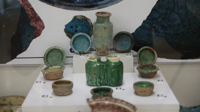 Ani'deki kazılarda bulunan "sırlı seramikler" sergilendi