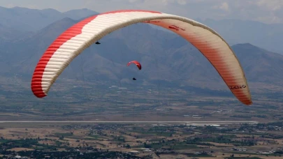 Kars’ta görevli öğretmenin paraşütle sürpriz evlilik teklifi