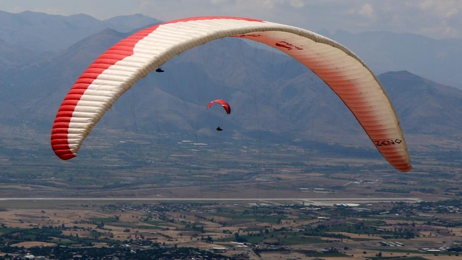 Kars’ta görevli öğretmenin paraşütle sürpriz evlilik teklifi