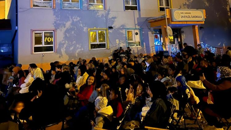 Sarıkamış’ta çocukların sinema keyfi