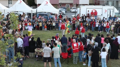 Çocuklar, açık havada sinema izlemenin keyfini yaşadı.
