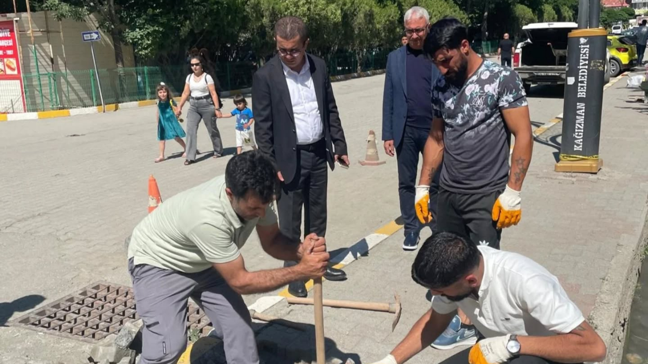 Kağızman’da kaldırım taşları yenileniyor