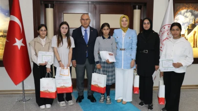 Ağrı'da yeniden okula kazandırılan öğrenciler karne sevinci yaşadı
