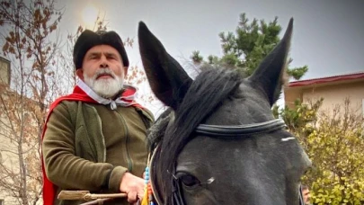 At sırtında bayrak nöbeti