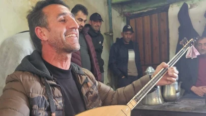 Sazıyla sözünü harmanlayan halk aşığı