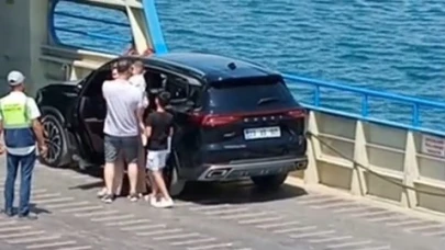Anahtar aracın içerisinde kalınca, çocuğa bir saat dil döktüler