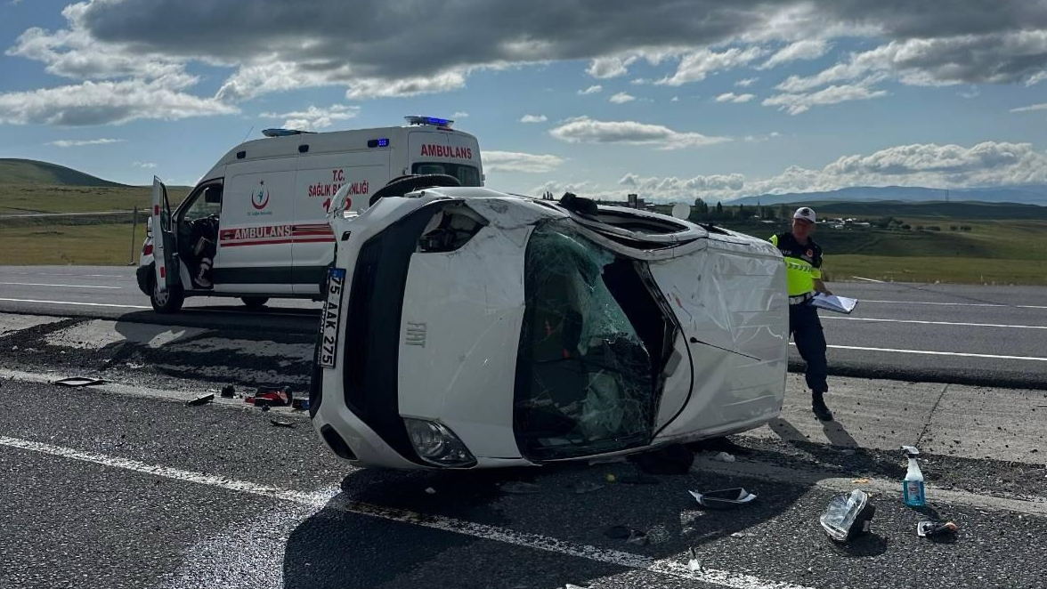 Ardahan&#039;da hafif ticari araç devrildi