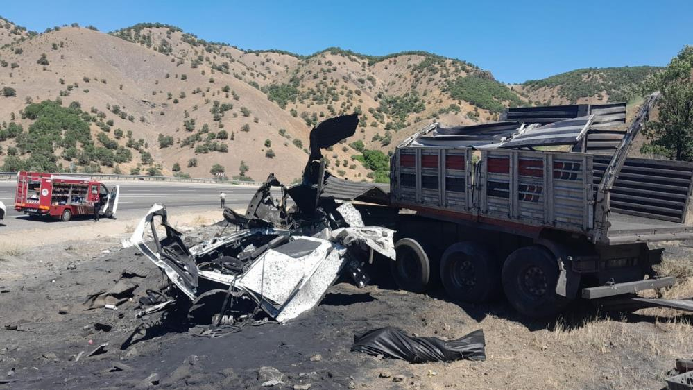 Demir tozu taşıyan tır devrildi: 1 ölü