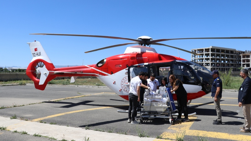 Solunum rahatsızlığı yaşayan bebek ambulans helikopterle nakledildi