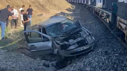 Yük treni otomobile çarptı: 5 yaralı