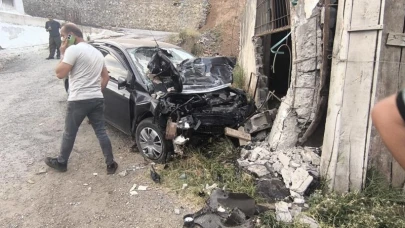 Bitlis'te otomobil duvara çarptı: 2 ölü, 2 yaralı