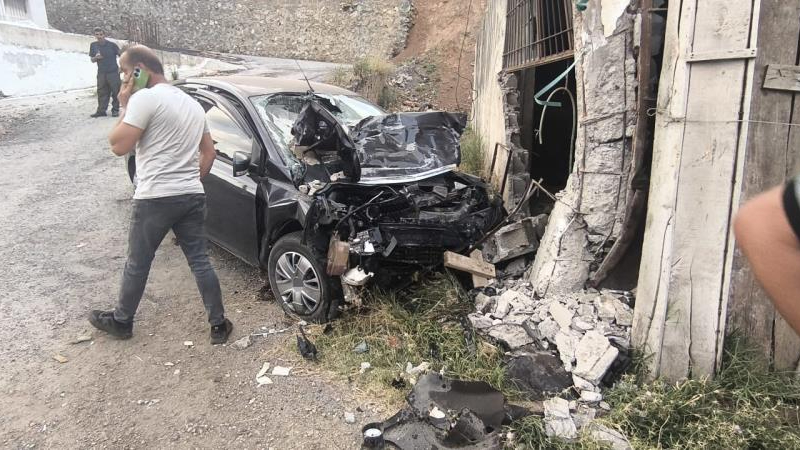 Bitlis'te otomobil duvara çarptı: 2 ölü, 2 yaralı