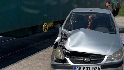 Van'da tren hemzemin geçitte otomobile çarptı: 1 hafif yaralı