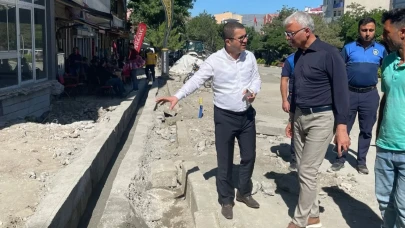 Kağızman’da kaldırım yenileme çalışmaları sürüyor