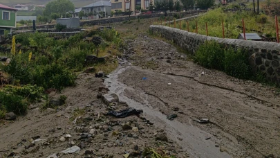 Şiddetli sağanak nedeniyle köy yolları zarar gördü
