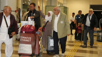 Hacılar Ağrı'da alkışlar ve çiçeklerle karşılandı