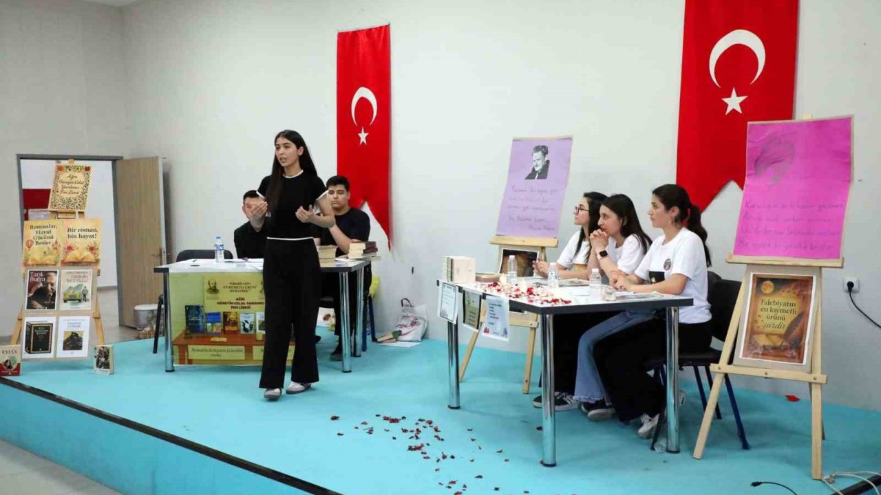 Ağrı’da ortaokul ve lise öğrencileri münazara finalinde