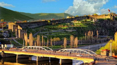 Tarihi Ardahan Kalesi turizme kazandırılıyor