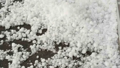 Ardahan’da dolu, araçlara ve tarım arazilerine zarar verdi
