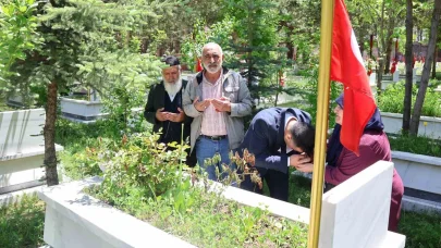 Arefe gününde şehitlikler ziyaret edildi