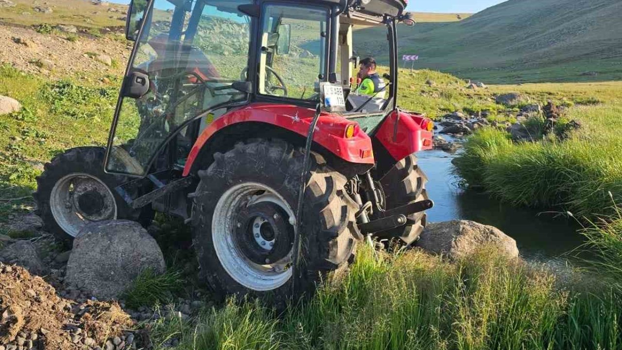 Arpaçay’da traktör şarampole devrildi: 2 yaralı