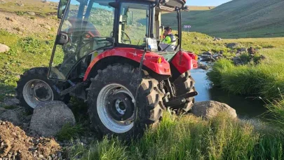 Arpaçay’da traktör şarampole devrildi: 2 yaralı