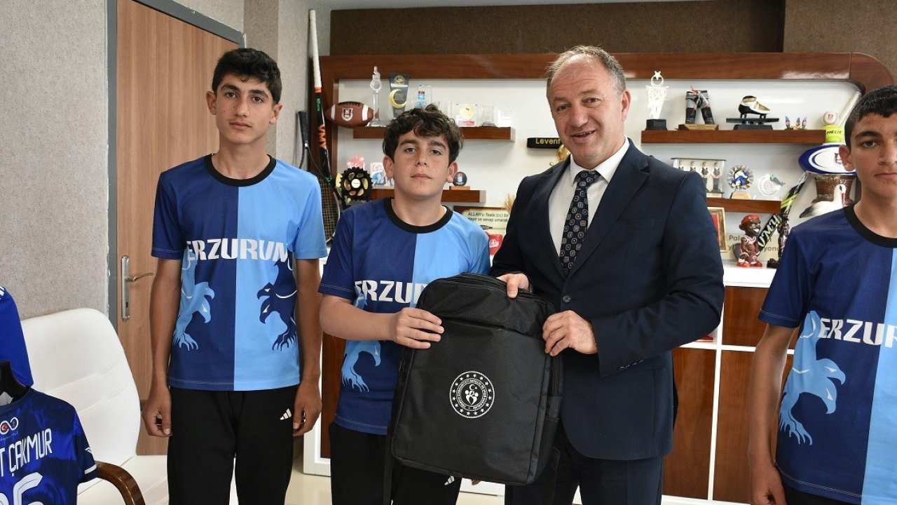 Çakmur kutladı hediye verdi