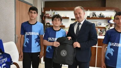 Çakmur kutladı hediye verdi