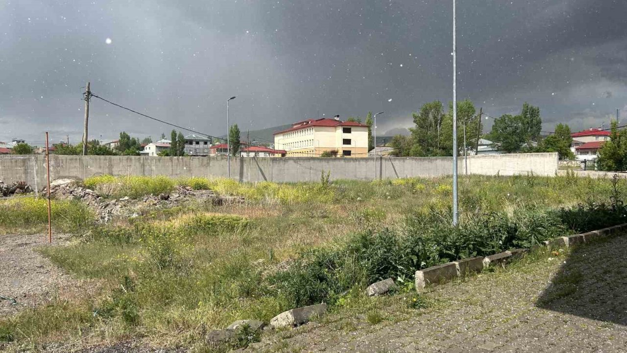 Diyadin’de dolu yağışı sürücülere zor anlar yaşattı