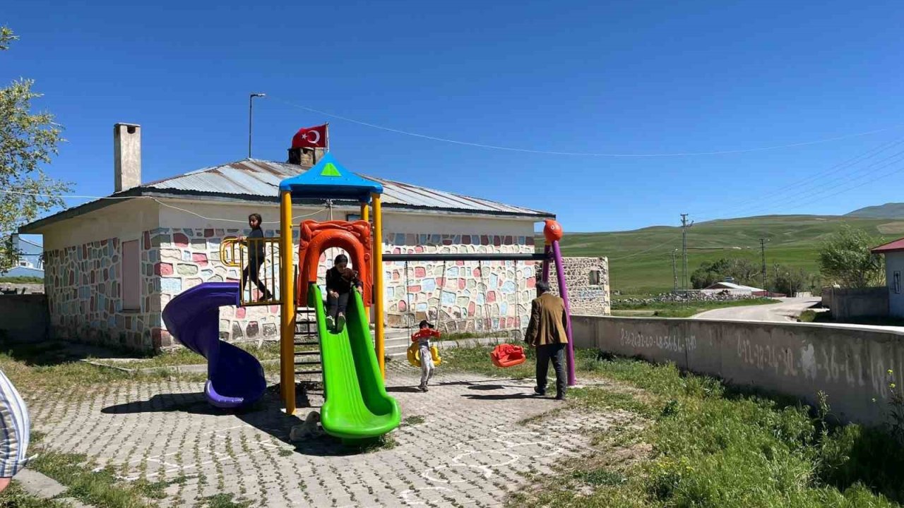 Diyadin’de köy halkı deprem riski nedeniyle kapatılan okulunu geri istiyor