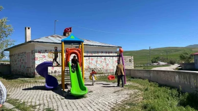 Diyadin’de köy halkı deprem riski nedeniyle kapatılan okulunu geri istiyor
