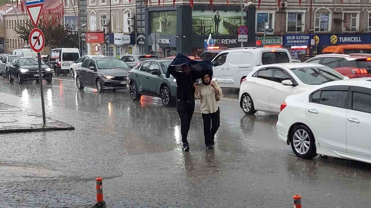 Erzurum’da sağanak yağış hayatı olumsuz etkiledi