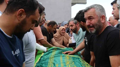 Göçük altına kalarak hayatını kaybeden 3 işçi gözyaşları arasında toprağa veriliyor
