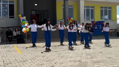 Hamur’da bahar şenliği renkli görüntüler oluşturdu