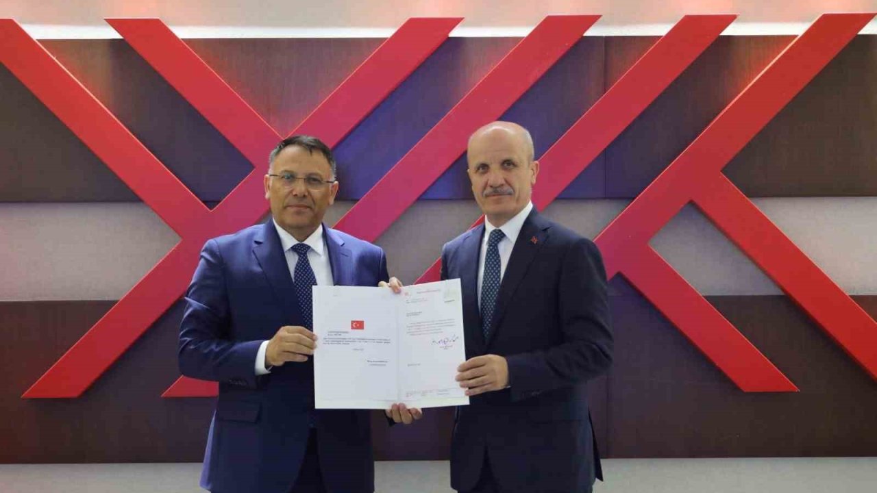 Iğdır Üniversitesi Rektörü Prof. Dr. Ekrem Gürel, rektörlük mazbatasını aldı