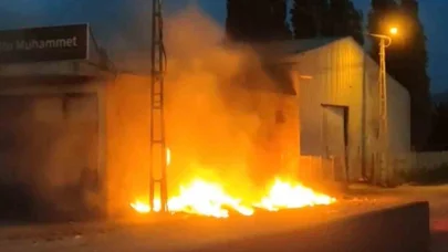 Iğdır’da dökülen çöpler alev aldı, elektrik direği yandı