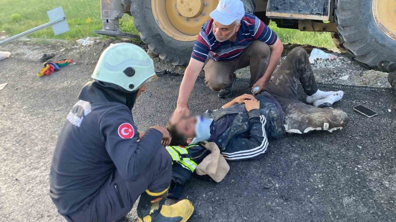 İş makinesi işçilerin arasına daldı