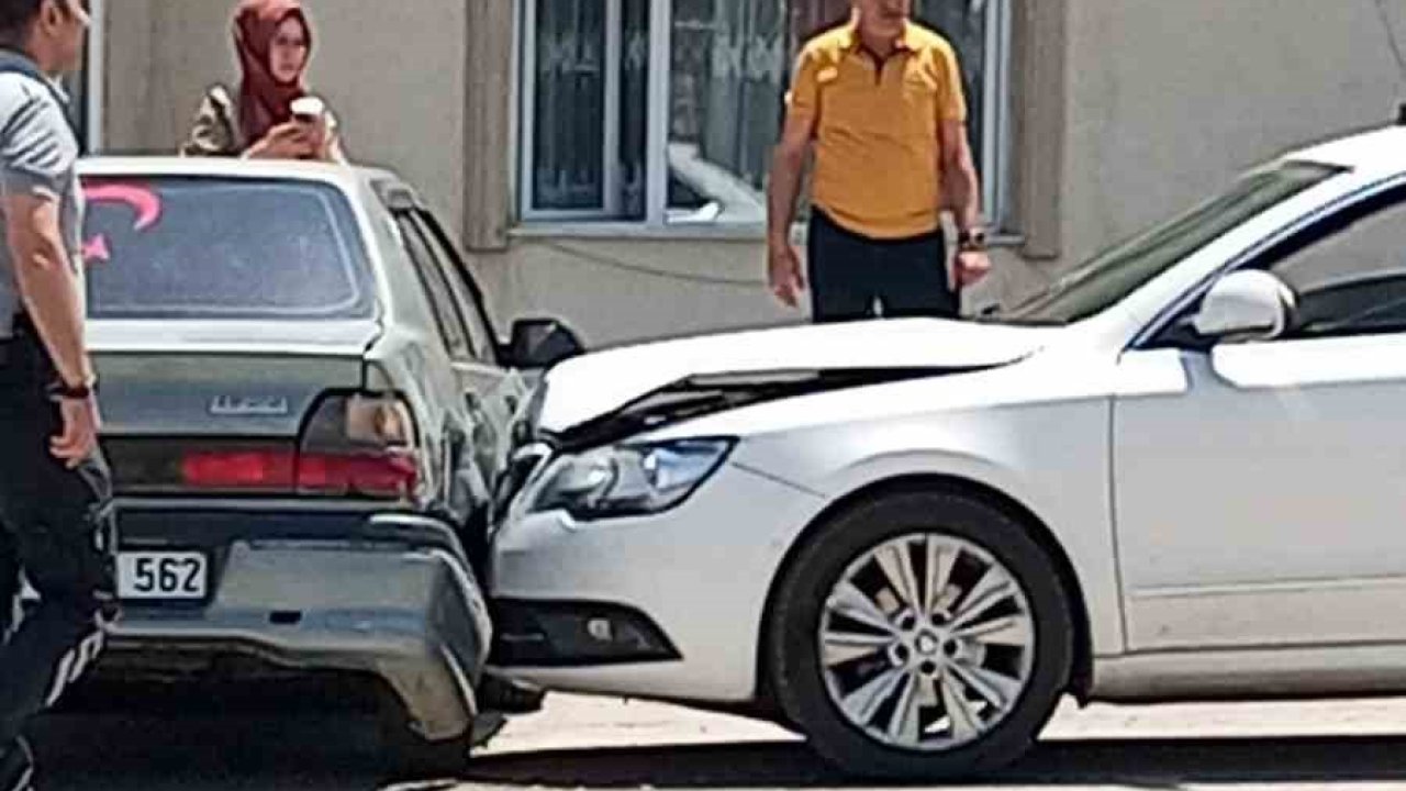 Kalp krizi geçiren sürücü araçlara çarptı