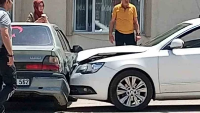 Kalp krizi geçiren sürücü araçlara çarptı