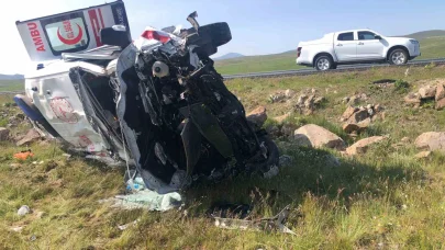 Kars’ta ambulans şarampole uçtu: 1’i doktor 4 kişi yaralandı