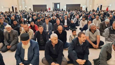 Kars’ta bayram namazında camiler doldu