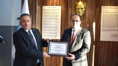 Kaymakam Kurt’a ‘Fahri hemşehrilik beratı’
