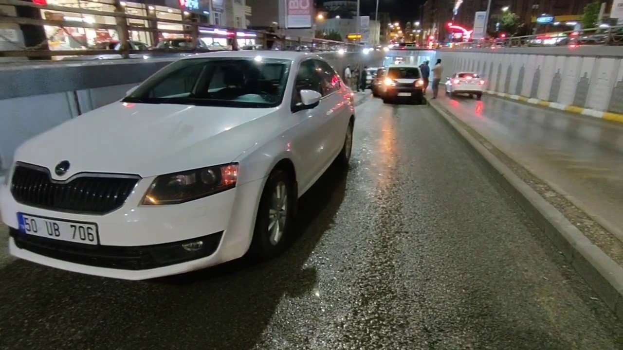 Erzurum köprülü kavşakta zincirleme trafik kazası