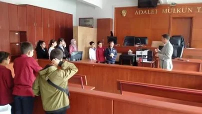 Öğrenciler duruşma salonunda ders yaptı